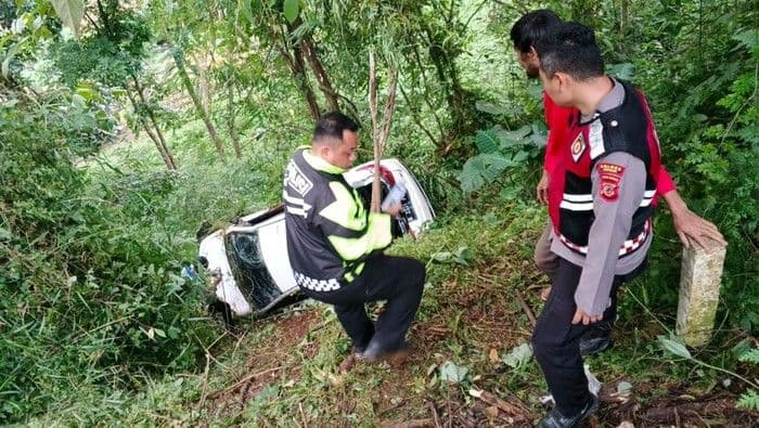 Kronologi Mobil Terjun ke Jurang 20 Meter di Puncak Bogor Lukai 4 Orang